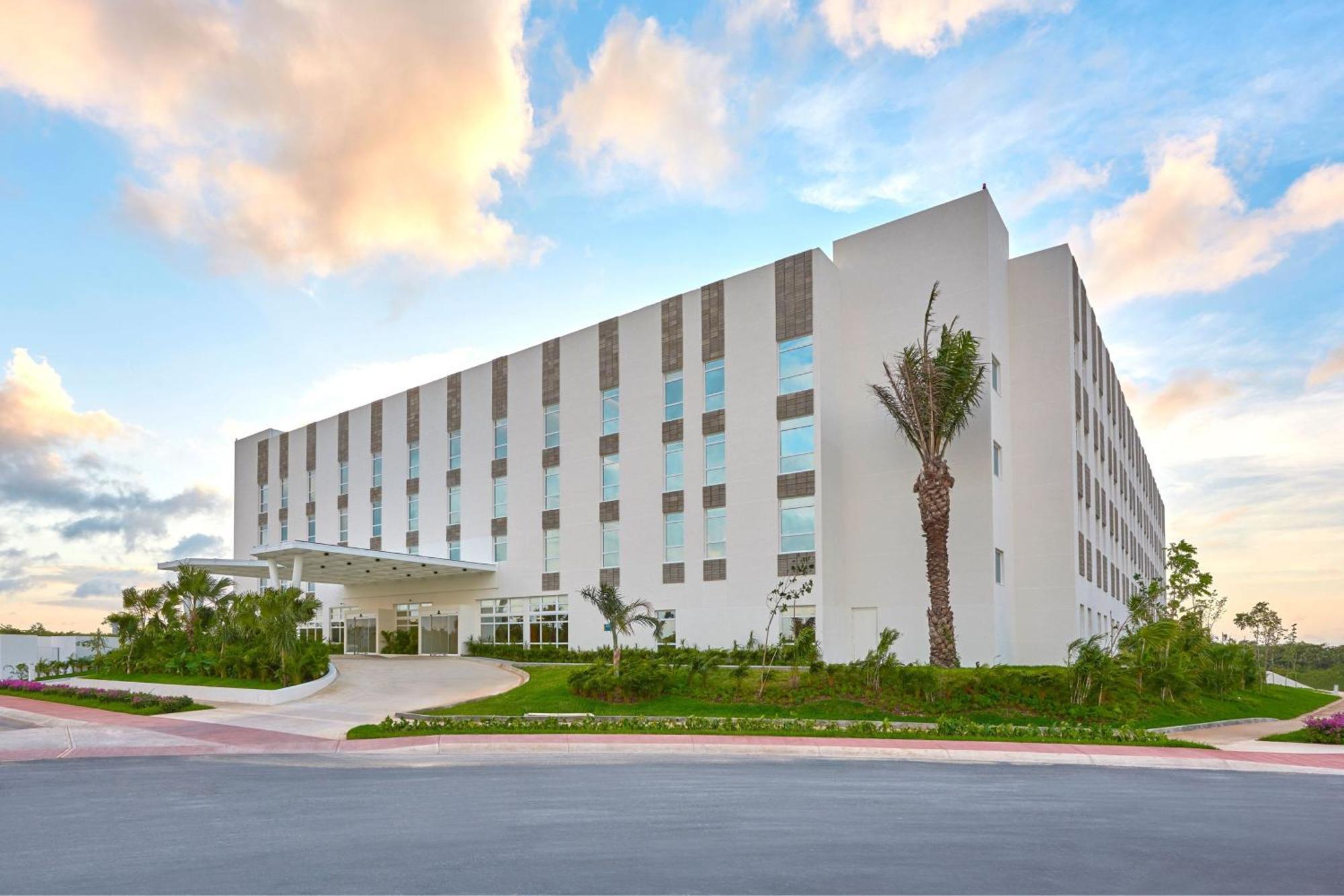 City Express Plus By Marriott Cancun Aeropuerto Riviera エクステリア 写真